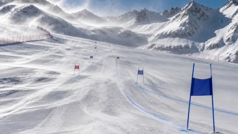 Meillard e Odermatt sul podio a Sölden, Vinatzer chiude settimo